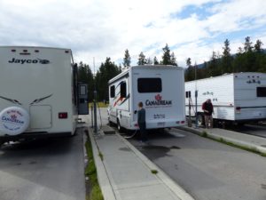 Dumpen en water innemen op de dumpplek